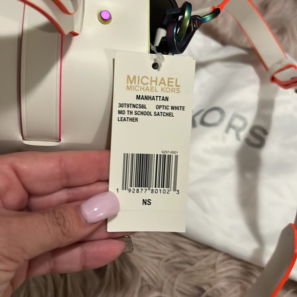 MICHAEL MICHAEL KORS
Manhattan Medium Contrast-Trim Leather Satchel - Picture 8 of 8